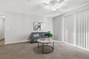 Comfortable 2BR2BA with Modern Touches