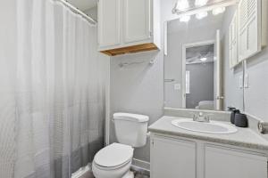 Comfortable 2BR2BA with Modern Touches