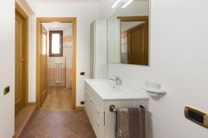 villa between lake and mountains