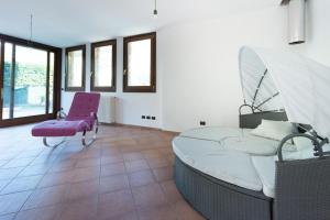 villa between lake and mountains