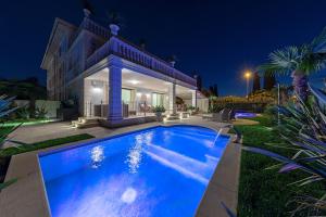 Luxury Lake-Front Catullo by Whale Homes