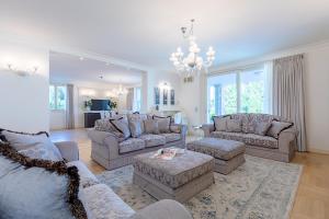 Luxury Lake-Front Catullo by Whale Homes