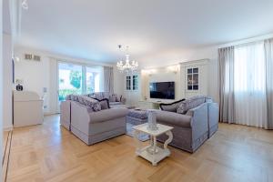 Luxury Lake-Front Catullo by Whale Homes