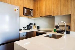 Chic Modern Retreat in Nunoa Perfect for Five