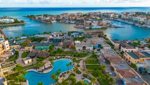 Beautiful 3BR Condo with Private Terrace and Picuzzi, Just Steps from Cap Cana Marina