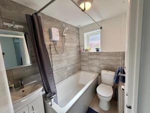 Bright 2 bedroom top floor apartment