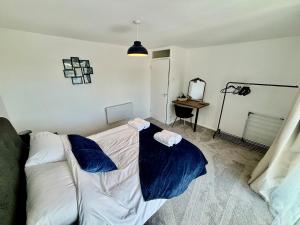 Bright 2 bedroom top floor apartment