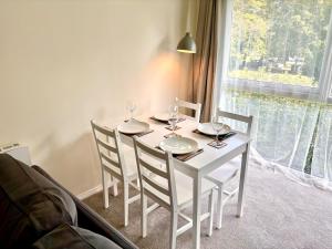 Bright 2 bedroom top floor apartment