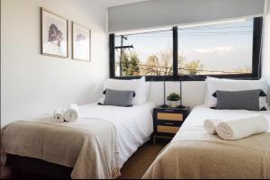 Modern 2BR Flat for 5 in Lively Las Condes Oasis