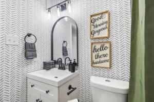 1BD 1BA Stylish Arlington Home w Backyard