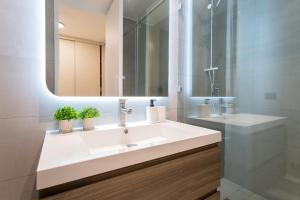 Modern 2BR Prime Las Condes Escape for 4 Guests