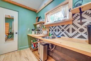 Dog-Friendly Tampa Tiny House Cozy and Private!