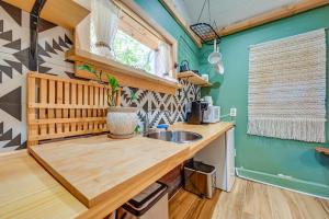 Dog-Friendly Tampa Tiny House Cozy and Private!