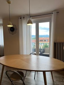 Bright F4 apartment close to everything