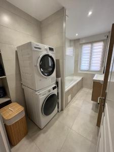 Bright F4 apartment close to everything