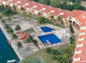 Casa com Piscina em condominio