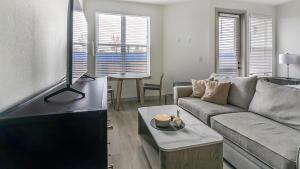 Landing Modern Studio Gym Pool