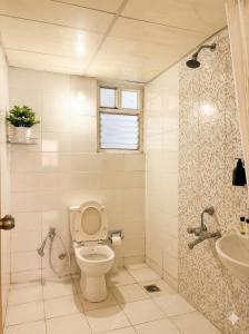 Hearthenly Stay Golden Glow Cozy 3BHK with Scenic Views