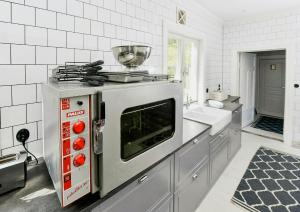 Historic Summer House By The Water On Ulvön