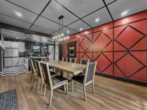 4 min to AT&T & Rangers Stadium, Close to Airport, Sauna, Gym, Pool Table