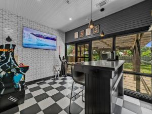 4 min to AT&T & Rangers Stadium, Close to Airport, Sauna, Gym, Pool Table