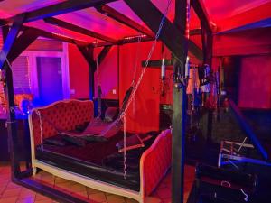 Plus quune love room, un Donjon BDSM