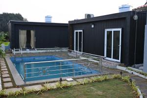 Luxury Private Farmhouse Pool & OutdoorMovie Night