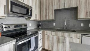 Landing Modern 1BD Gym Courtyard