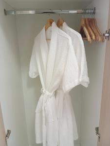 Cozy Condo Near Mall and Airport with Wi-Fi and Netflix