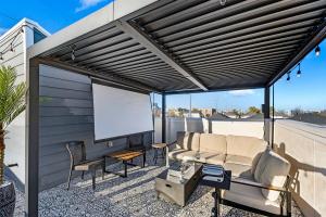 Luxury Rooftop Escape with Mini Golf & Movie Nights