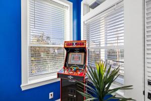 Luxury Rooftop Escape with Mini Golf & Movie Nights