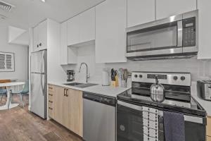 Boulevard Stays Studio Retreat Pool Gym & Parking Included 1