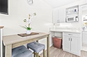 Hawaiian monarch cozy studio