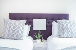 Zone 1 , 2 Bed Apt , Tube Station 2 Mins Walk , Ideal For Leisure , Families , Contractors Stays , Weekly Offers , Sleeps 4