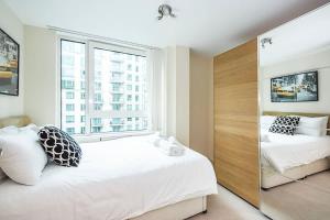 Zone 1 , 2 Bed Apt , Tube Station 2 Mins Walk , Ideal For Leisure , Families , Contractors Stays , Weekly Offers , Sleeps 4