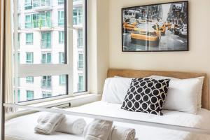 Zone 1 , 2 Bed Apt , Tube Station 2 Mins Walk , Ideal For Leisure , Families , Contractors Stays , Weekly Offers , Sleeps 4