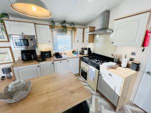 2 Bedroom Caravan FC39, Fairway, Sandown, Free Wifi, Dog Friendly