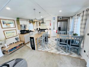 2 Bedroom Caravan FC39, Fairway, Sandown, Free Wifi, Dog Friendly