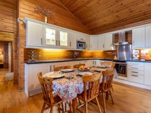 3 Bed in Higher Clovelly 00359