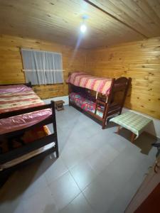 Cabaña al pie de la montaña