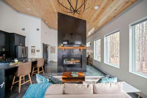 Sauna, Hot Tub, Fire Pit, Pets, EV Plug, Secluded