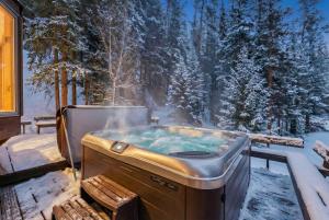 Mountain Escape with Hot Tub and Lounge Area