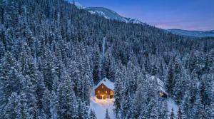 Mountain Escape with Hot Tub and Lounge Area