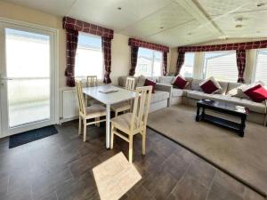 Seaview Holiday Park - 2 bedroom sleeps 6 Family & Pet friendly
