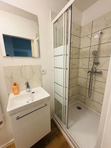 La coloc l 3 Chambres avec salle de bain & TV