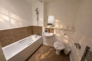 2 Bed Apt with Balcony next to Cube Birmingham, Mailbox - With Parking - SMART TVs, FREE WIFI