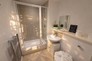 2 Bed Apt with Balcony next to Cube Birmingham, Mailbox - 2 Double Beds, 2 Bathrooms - With Parking - SMART TVs, FREE WIFI