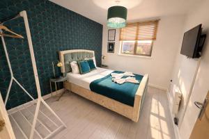 2 Bed Apt with Balcony next to Cube Birmingham, Mailbox - With Parking - SMART TVs, FREE WIFI