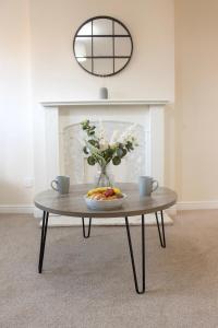 Manchester Stay Hub - 2BR with Free Parking, Near Airport & Attractions