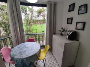 Apto 11 - Bloco F - Lindo, moderno, 100m praia, Ubatuba, Toninhas, Condominio Wembley Tenis com piscinas, quadras, churrasqueiras, parquinho, campo, ideal para crianças e adultos